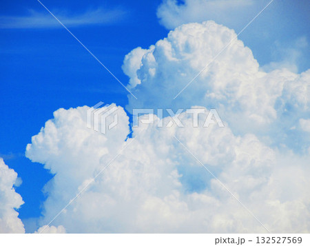 真夏の青空と迫力ある白雲の美しい風景 132527569