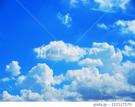 真夏の青空と迫力ある白雲の美しい風景 真夏の青空と迫力ある白雲の美しい風景 132527570