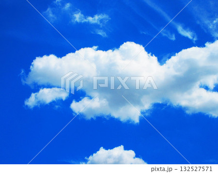 真夏の青空と迫力ある白雲の美しい風景 132527571