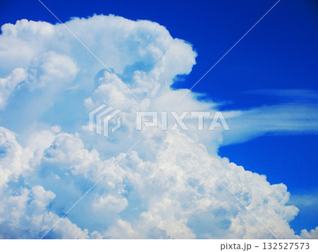 真夏の青空と迫力ある白雲の美しい風景 真夏の青空と迫力ある白雲の美しい風景 132527573