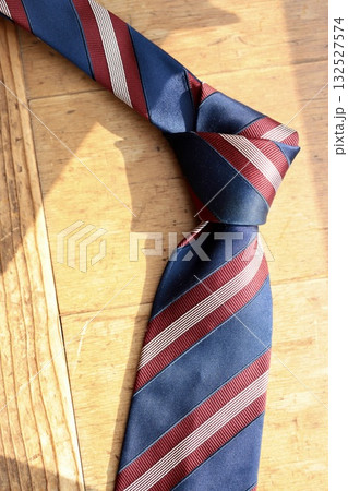 使い古しのシマシマ模様のネクタイ 132527574