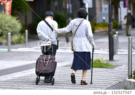 日本の横浜都市景観 高齢化社会　杖の高齢者・男女（2人ともマスク着用）…＝28日、横浜市内 132527587