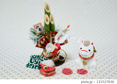 可愛い馬の置物と七宝柄の背景の年賀状素材 可愛い馬の置物と七宝柄の背景の年賀状素材 132527636