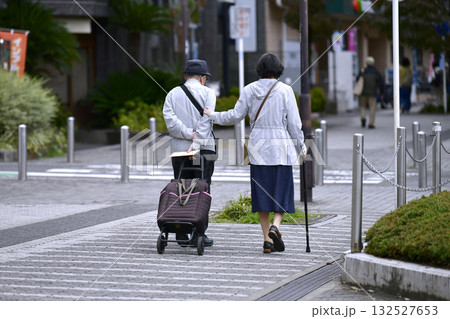 日本の横浜都市景観 高齢化社会 杖の高齢者・男女(2人ともマスク着用)…=28日、横浜市内 日本の横浜都市景観 高齢化社会 杖の高齢者・男女(2人ともマスク着用)…=28日、横浜市内 132527653