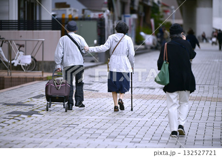 日本の横浜都市景観 高齢化社会 杖の高齢者・男女(2人ともマスク着用)…=28日、横浜市内 日本の横浜都市景観 高齢化社会 杖の高齢者・男女(2人ともマスク着用)…=28日、横浜市内 132527721