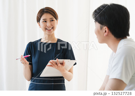若い男性をカウンセリングをするセラピスト 132527728
