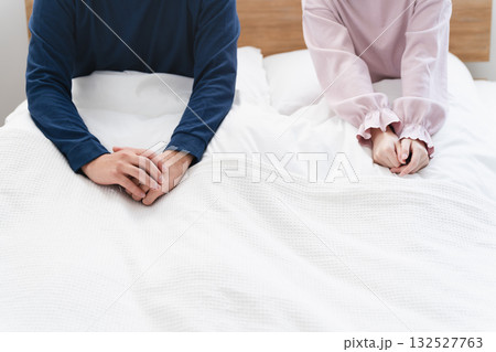 気持ちよく目覚める若い男性と女性 ライフスタイルイメージ 気持ちよく目覚める若い男性と女性 ライフスタイルイメージ 132527763