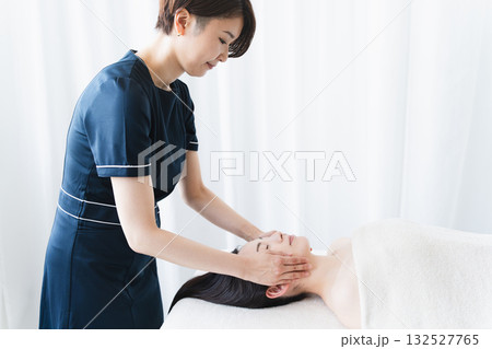 エステティシャンに施術を受ける若い女性　ビューティイメージ 132527765