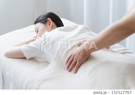 整体師のマッサージを受ける若い女性　ビューティイメージ 132527767