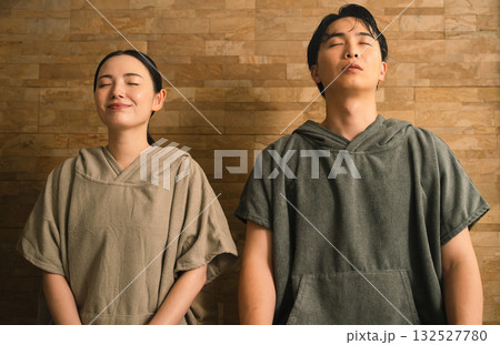 サウナで汗を流す若いカップル　ビューティイメージ 132527780