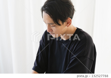整体師のマッサージを受ける若い男性　 132527788