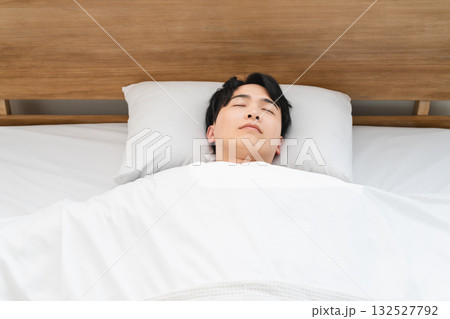 ぐっすりと眠る若い男性　ライフスタイルイメージ 132527792