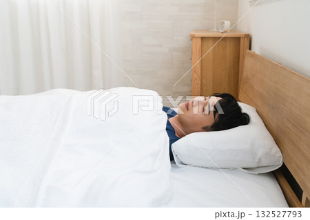 ぐっすりと眠る若い男性 ライフスタイルイメージ ぐっすりと眠る若い男性 ライフスタイルイメージ 132527793