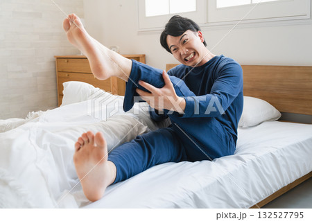 こむら返りをおこした若い男性 ライフスタイルイメージ こむら返りをおこした若い男性 ライフスタイルイメージ 132527795
