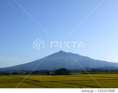 青空の岩木山 132527906