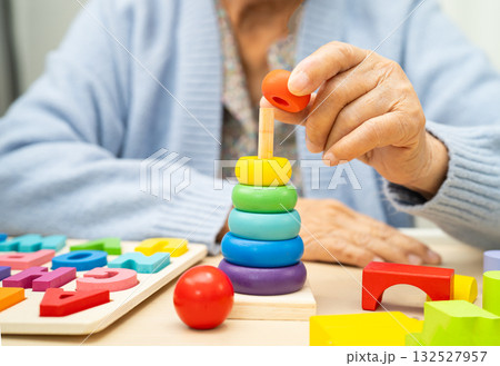 Alzheimer disease AD, Asian elderly woman patient suffering from dementia learn practical motor skills rehabilitation. Alzheimer disease AD, Asian elderly woman patient suffering from dementia learn practical motor skills rehabilitation. 132527957