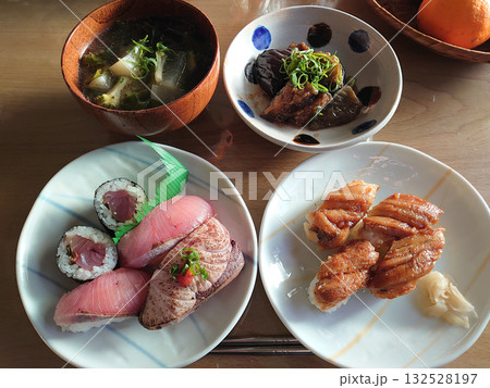 江戸前握り寿司の一品料理～煮あなごの皿盛りと炙った寒ブリの一皿 - 今日のおすすめランチセットの例 132528197