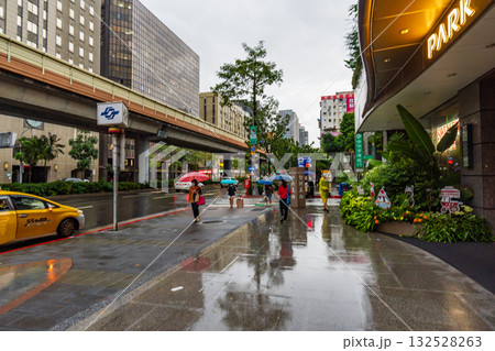 台北市　パーク台北ホテルl前風景　地下鉄大安駅前　復興南路一段 132528263