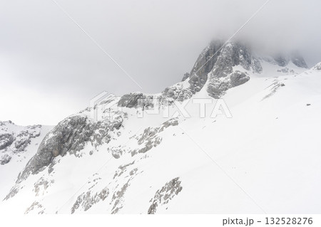 Beautiful view of Jade Dragon Snow Mountain (or Mt. Yulong) in Yulong Naxi Autonomous County, Lijiang, in Yunnan province, China. Beautiful view of Jade Dragon Snow Mountain (or Mt. Yulong) in Yulong Naxi Autonomous County, Lijiang, in Yunnan province, China. 132528276