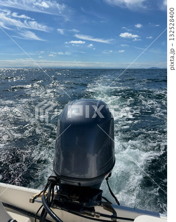 晴天の海を進む船と航跡、船外機の迫力 晴天の海を進む船と航跡、船外機の迫力 132528400