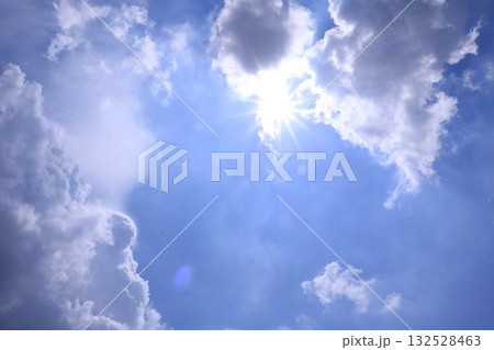 青空に輝く太陽と白い雲 夏空の風景 青空に輝く太陽と白い雲 夏空の風景 132528463