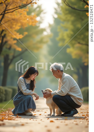 秋の公園で犬と散歩 132528471