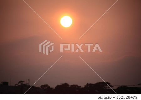 オレンジ色の夕焼けとシルエット 132528479