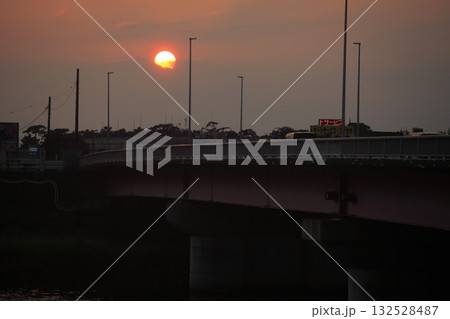 橋の上から見る夕日 橋の上から見る夕日 132528487