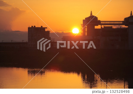 水面に映る夕日 132528498