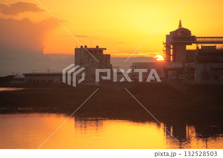 水面に映る夕焼け 水面に映る夕焼け 132528503