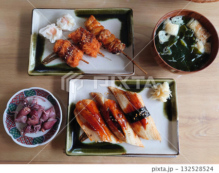 An Edomae nigiri sushi set / 焼きアナゴの江戸前握り寿司の定食セットの例 132528524