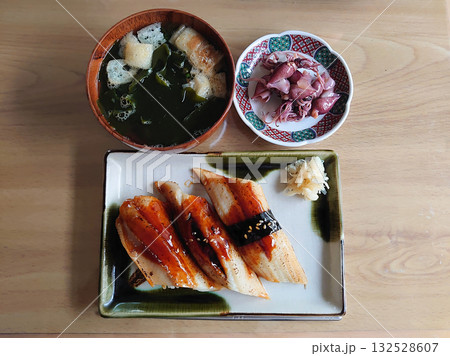 An Edomae nigiri sushi set / 焼きアナゴの江戸前握り寿司の定食セットの例 132528607
