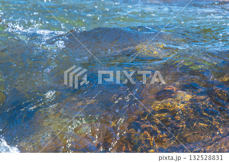 初夏の日差しに輝く清流の流れのアップ119 132528831