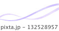 淡い紫色の水彩で描かれた波状のリボンの背景イラスト 132528957