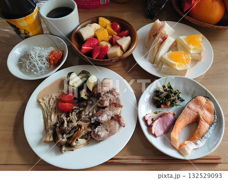 ホテルのビュッフェスタイルで食べる欧風朝食の定番プラン(サンドウィッチ，グリル野菜のサラダほか) 132529093