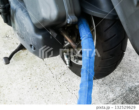 バイク スクーター 盗難防止チェーンロックが絡まる 132529629