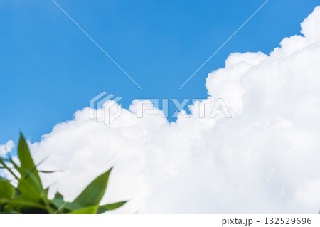 夏の空　夏山から見る青空と雲09 132529696
