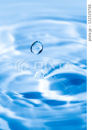水しぶきのアクションショット 132529788