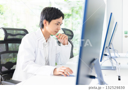 白衣の男性 白衣の男性 132529830