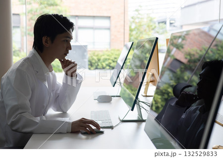 パソコンを操作する白衣の男性 132529833