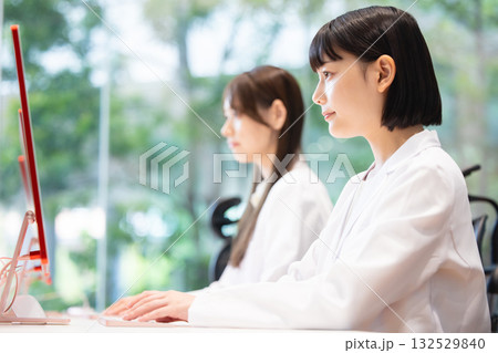 白衣の若い女性 白衣の若い女性 132529840