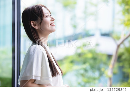 空を見上げる若い女性 132529843