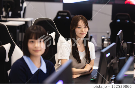 eスポーツ、オンラインゲームを楽しむ女性 132529866