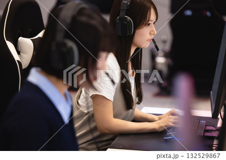 eスポーツ、オンラインゲームを楽しむ女性 132529867