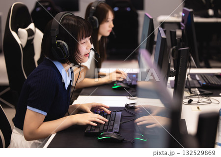 eスポーツ、オンラインゲームを楽しむ女性 132529869