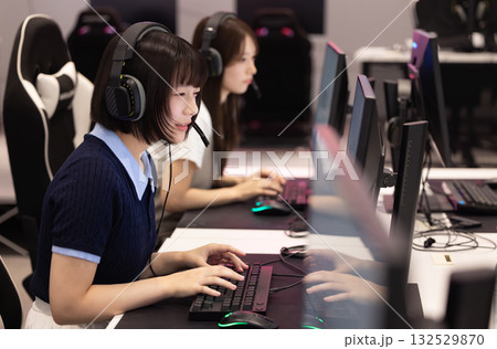 eスポーツ、オンラインゲームを楽しむ女性 132529870