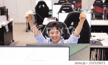 eスポーツ、オンラインゲームを楽しむ男性 132529871