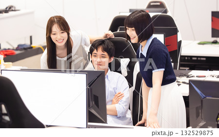 パソコンを見て話し合いをする男女 132529875
