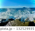伊良子の岩礁にあたる波飛沫 132529935