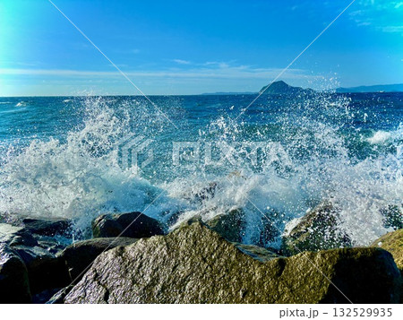 伊良子の岩礁にあたる波飛沫 132529935
